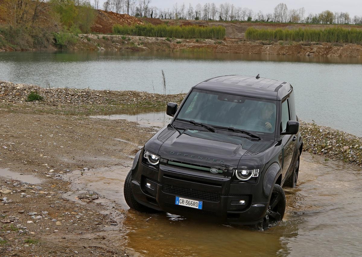 Defender SW11 di Land Rover: l’iconica 4x4 del Camel Trophy testata da Gentleman tra stile e avventura