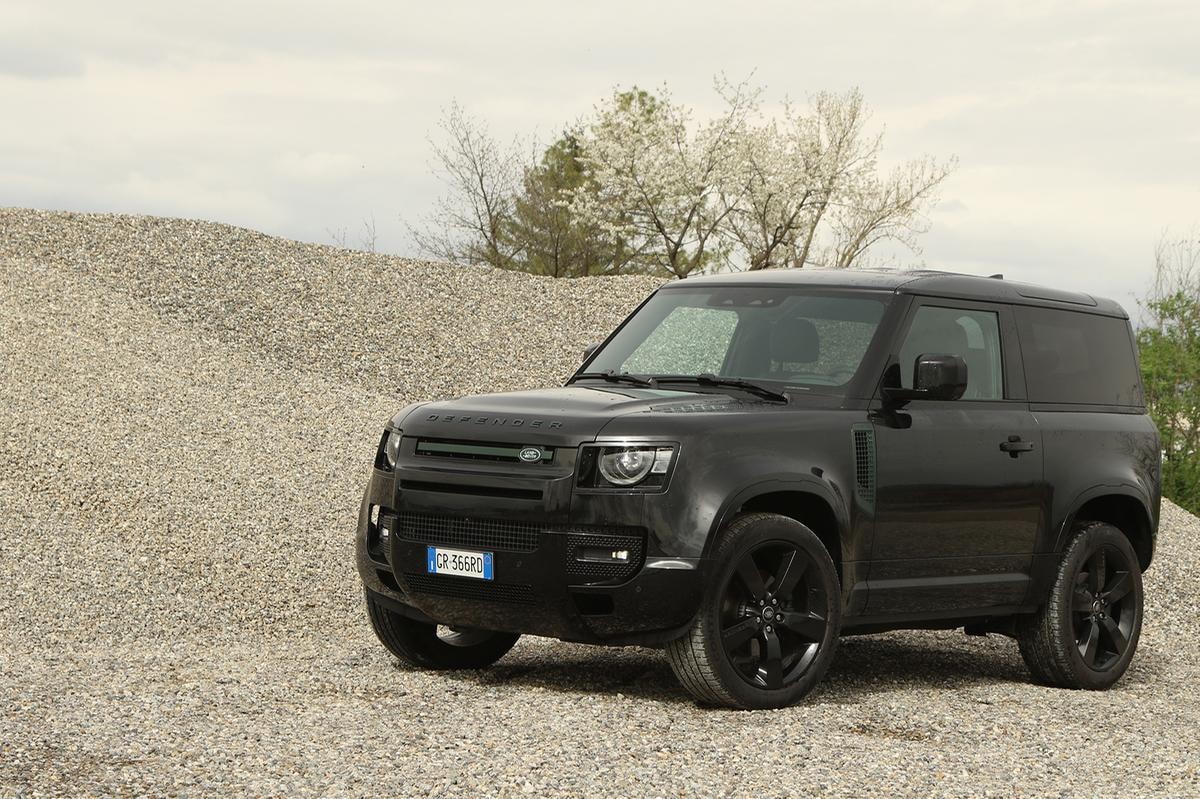 Defender SW11 di Land Rover: l’iconica 4x4 del Camel Trophy testata da Gentleman tra stile e avventura