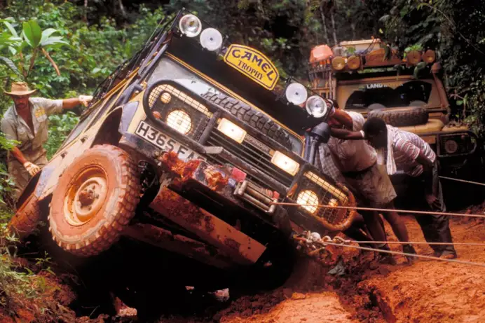 Defender SW11 di Land Rover: l’iconica 4x4 del Camel Trophy testata da Gentleman tra stile e avventura