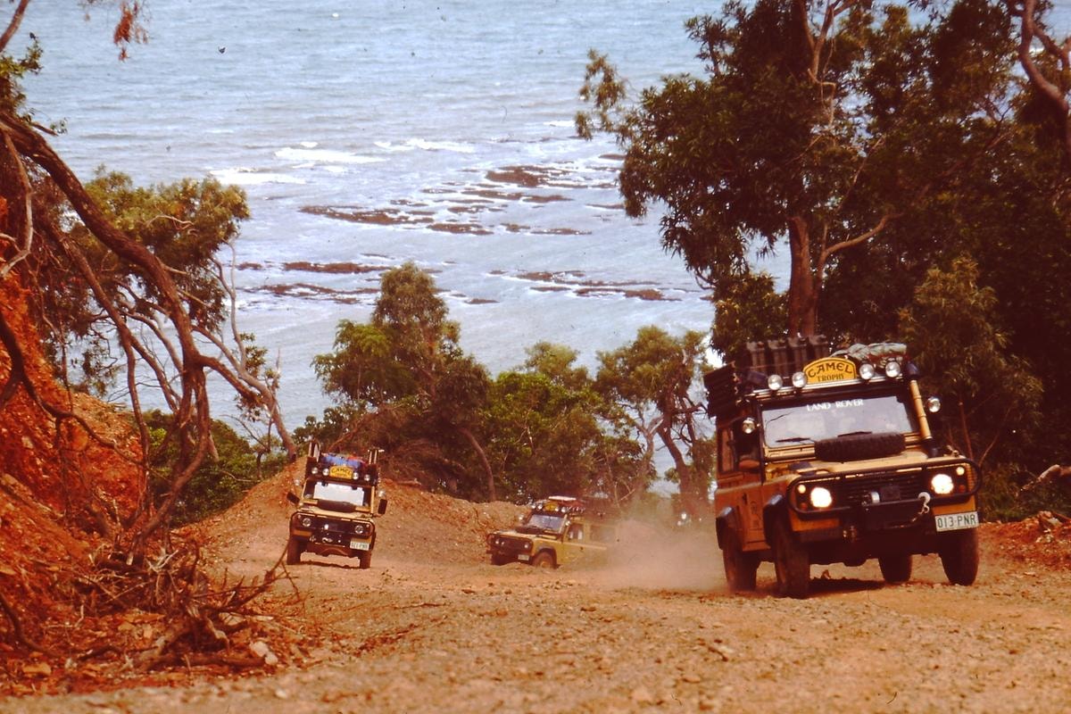 Defender SW11 di Land Rover: l’iconica 4x4 del Camel Trophy testata da Gentleman tra stile e avventura