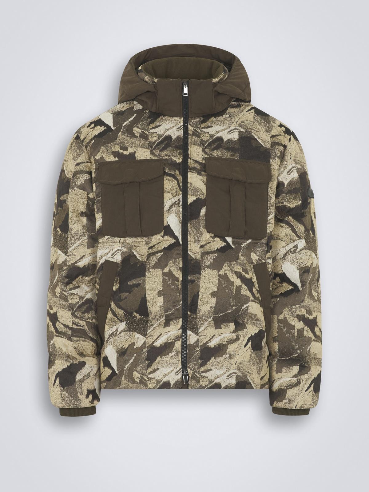 Piumino in jacquard nylon marrone scuro e verde militare di Brioni (5.500 euro)