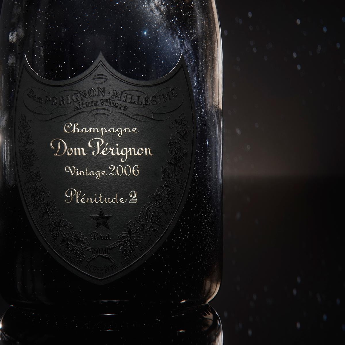 In alto i calici con Dom Pérignon
