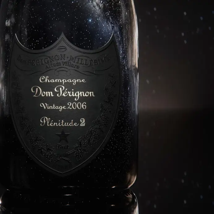 In alto i calici con Dom Pérignon