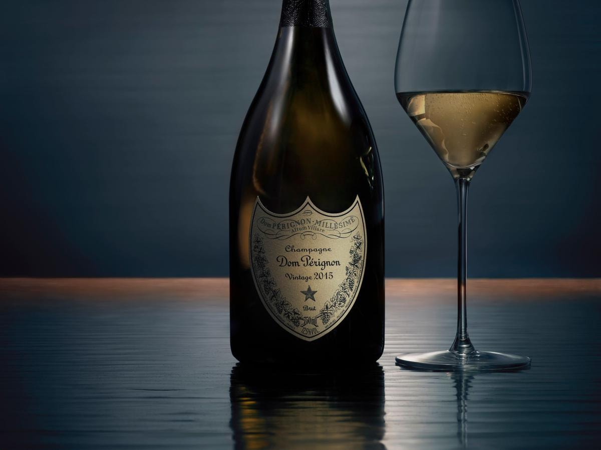 In alto i calici con Dom Pérignon