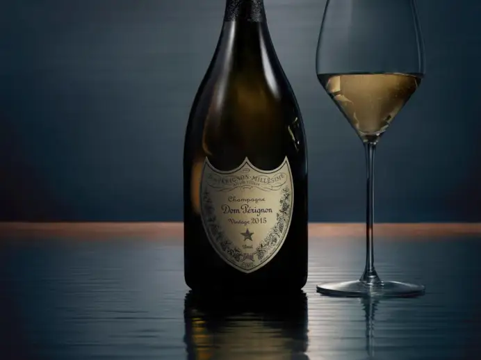 In alto i calici con Dom Pérignon