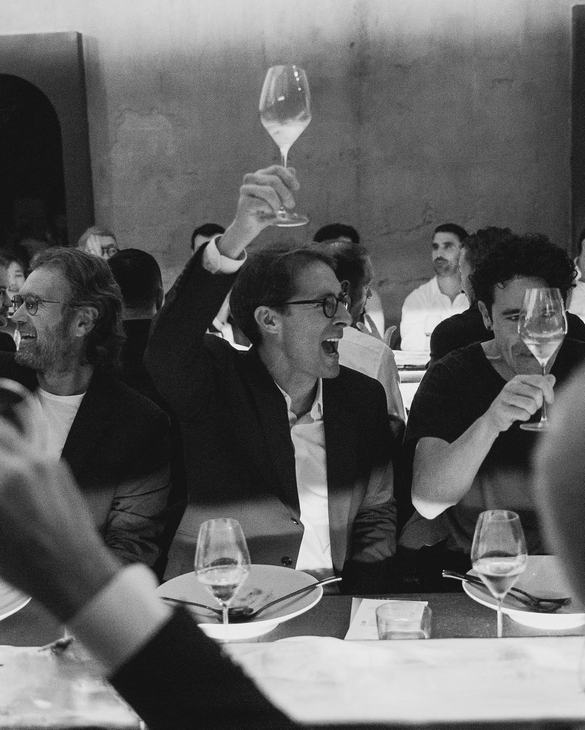 In alto i calici con Dom Pérignon
