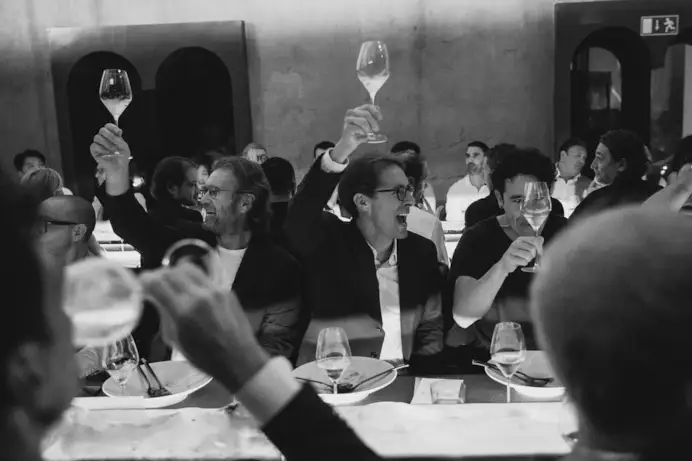 In alto i calici con Dom Pérignon