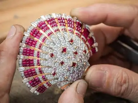 Spilla Coquillage Mystérieux in oro bianco, giallo e rosa, Serti Mystérieux Traditionnel rubini taglio buff-top, smeraldo, rubini, perla bianca di coltura, diamanti rosa e bianchi