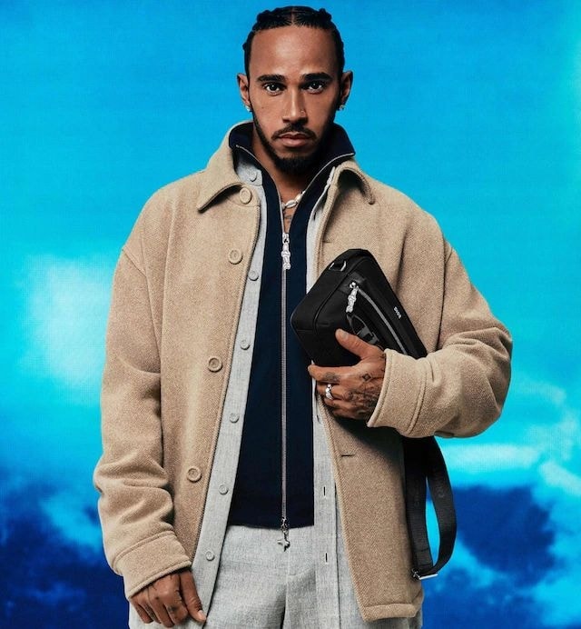 Giacca-camicia oversize di cotone, cachemire e lana vergine e borsa a tracolla Rider 2.0 con cerniera. Dior and Lewis Hamilton