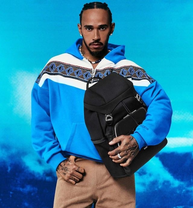 Felpa con cappuccio CD Diamond Dior and Lewis Hamilton; e zaino Dior 8 con pattina Dior and Lewis Hamilton
