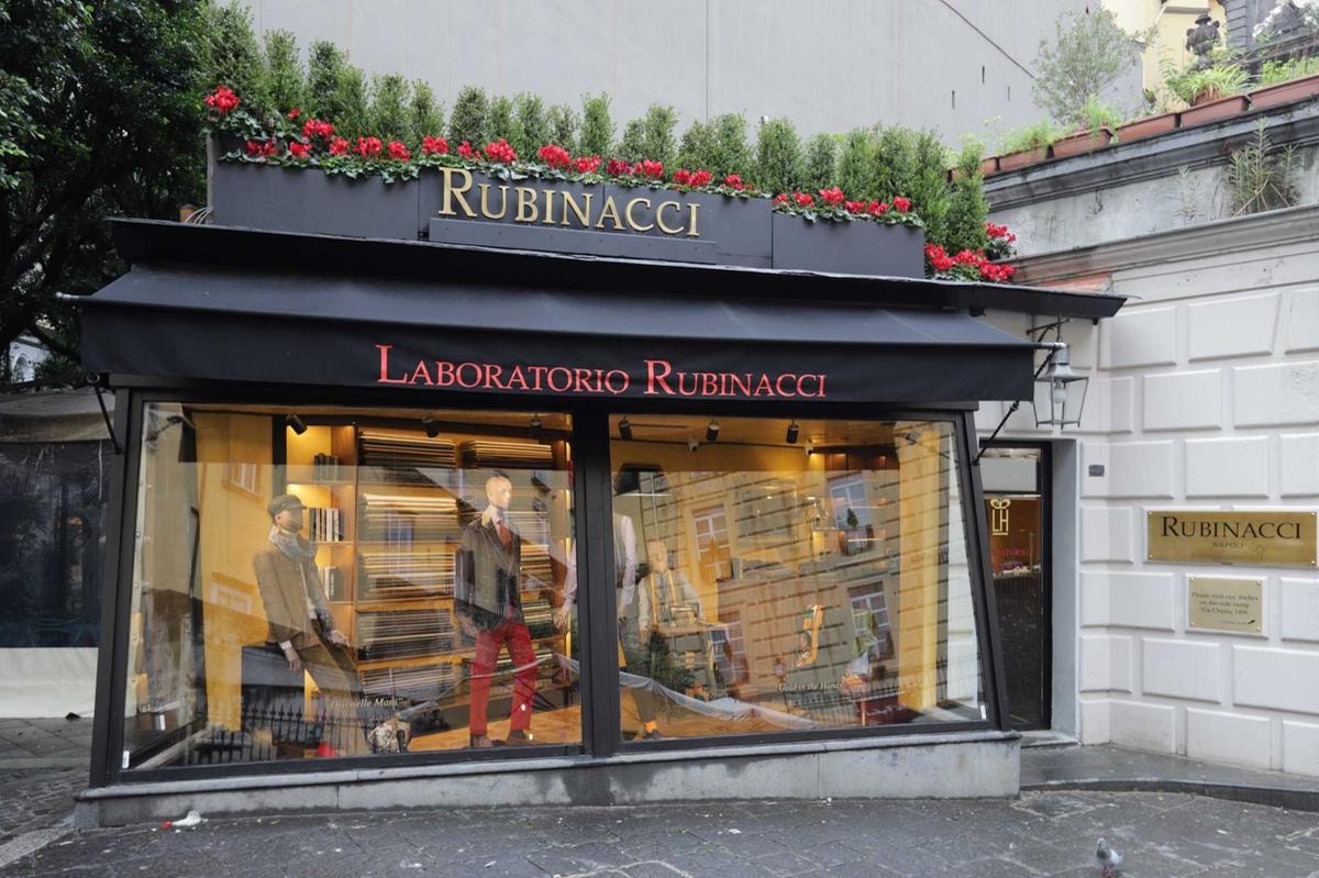 L’oro nelle mani: la tradizione sartoriale di Rubinacci in mostra a Napoli