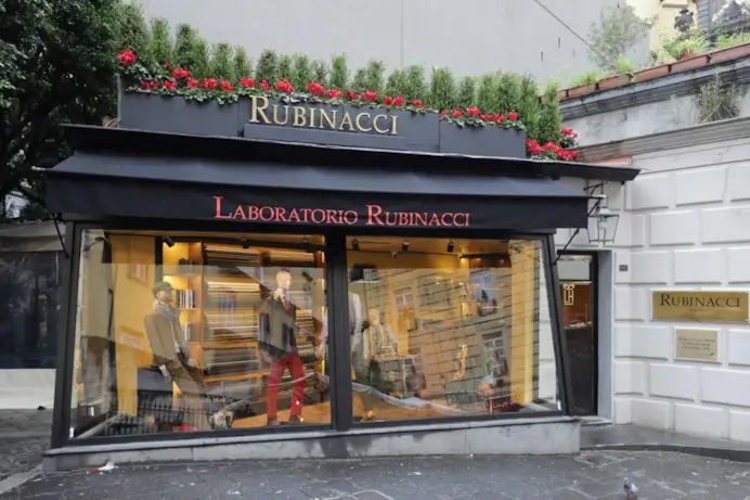 L’oro nelle mani: la tradizione sartoriale di Rubinacci in mostra a Napoli