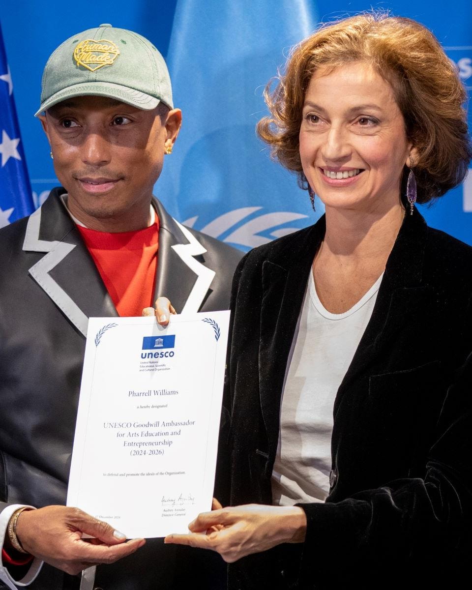 Da sinistra, Pharrell Williams e Audrey Azoulay (ph Unesco official website)