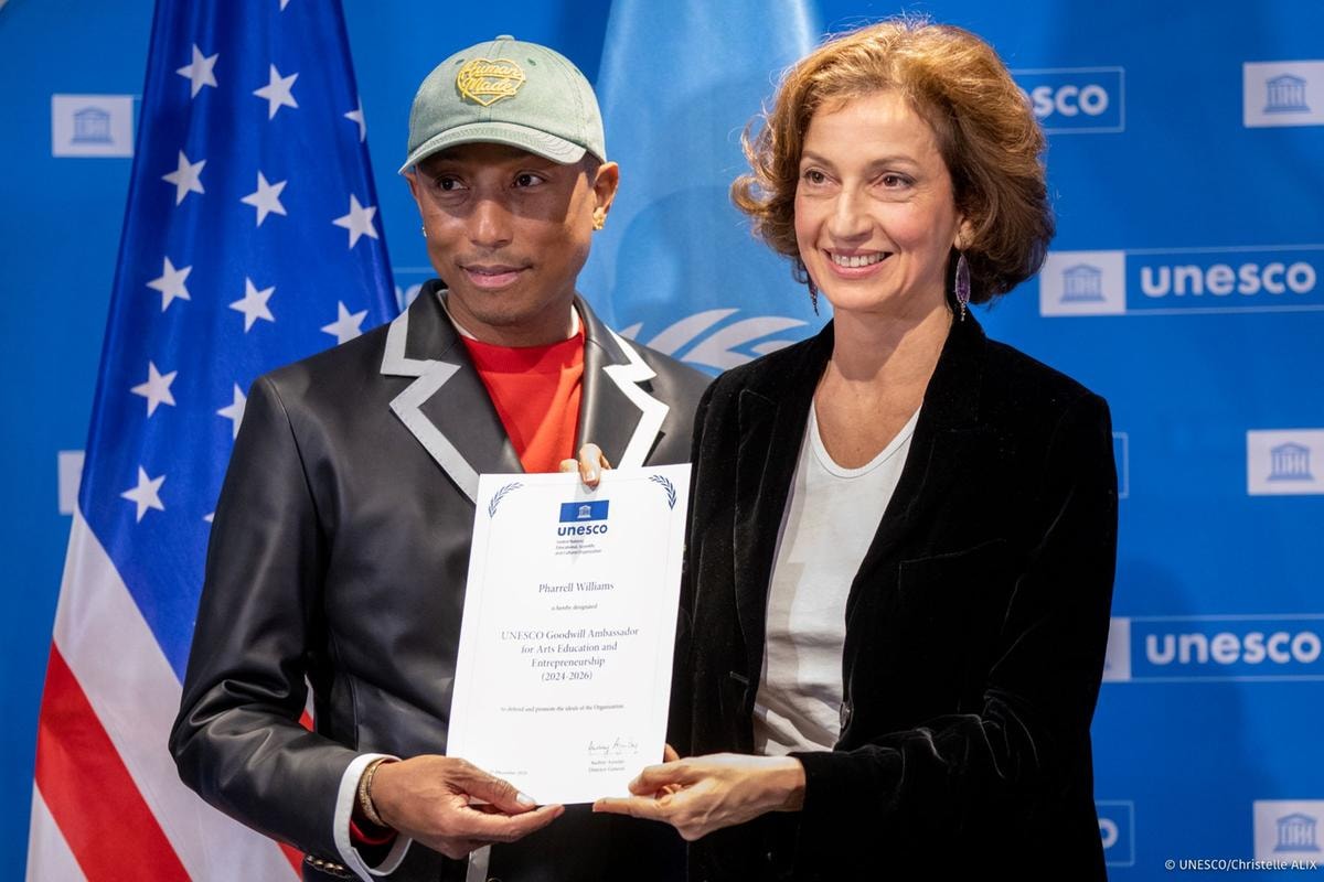 Da sinistra, Pharrell Williams e Audrey Azoulay (ph Unesco official website)