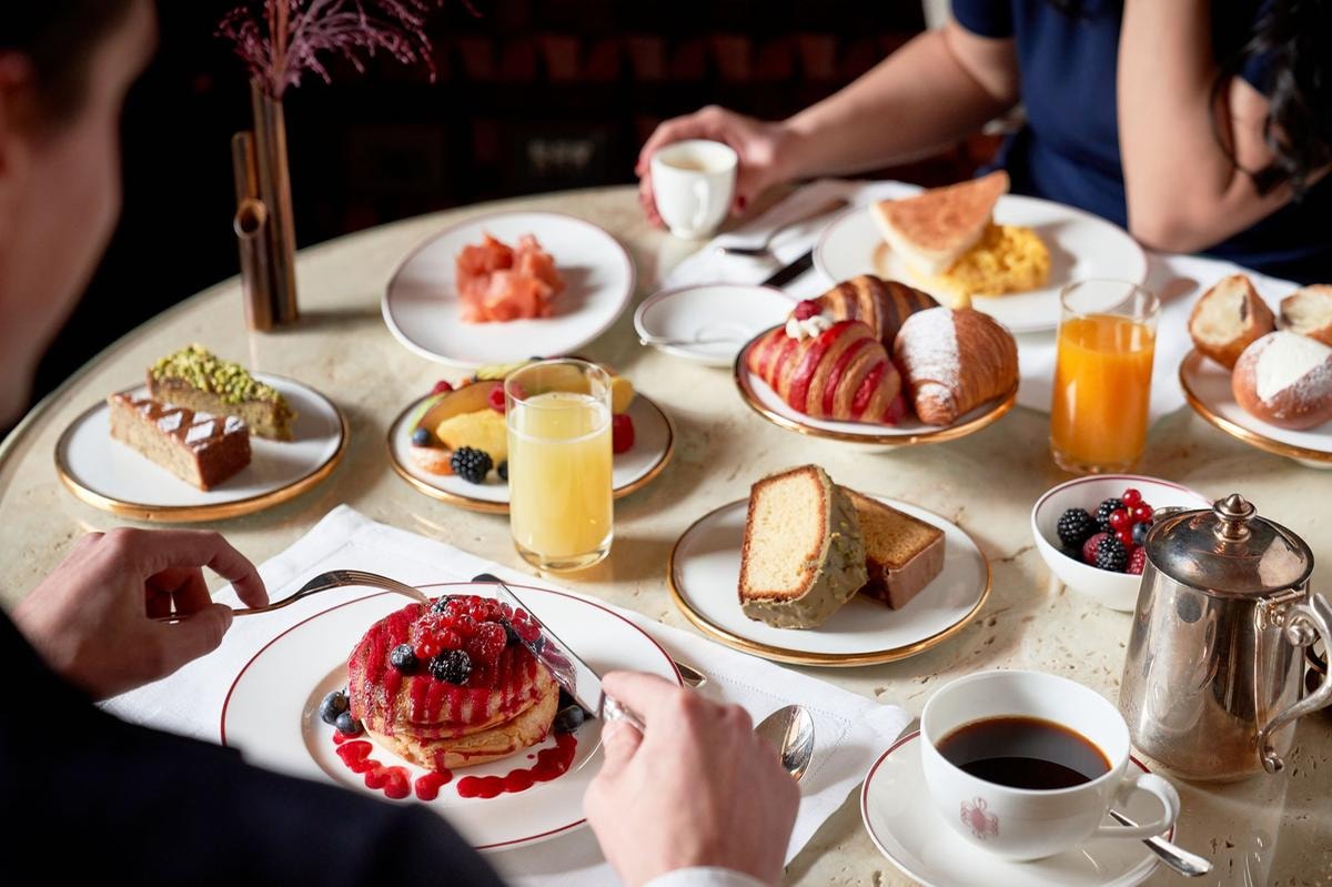 Natale a Milano, gli hotel a cinque stelle da prenotare dalla colazione alla spaghettata di mezzanotte 