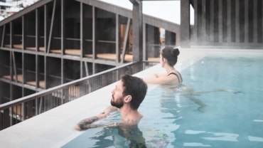 Markus Promberger, managing director dell'Ama Stay HotelUn'angolo degli spazi co-working dell'Ama Stay HotelLa piscina panoramica dell'Ama Stay