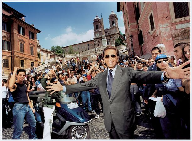 Valentino Garavani in uno storico scatto in Piazza di Spagna (courtesy Fondazione Valentino Garavani & Giancarlo Giammetti)