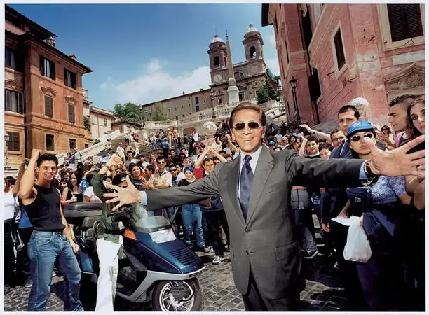 Valentino Garavani in uno storico scatto in Piazza di Spagna (courtesy Fondazione Valentino Garavani & Giancarlo Giammetti)