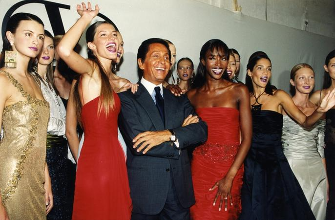 Valentino Garavani tra modelle in Valentino (courtesy Bfc)