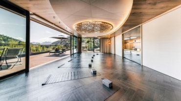 Una sala dello Ski Working Hub del Mottolino, a LivignoLa Yoga Room del Quellenhof See Lodge, in val Passiria