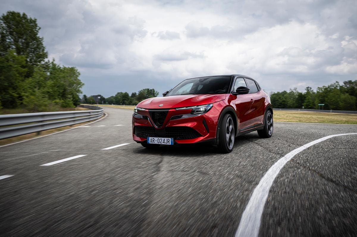 Alfa Romeo Junior e le magnifiche 7: chi sarà l’auto dell’anno 2025?