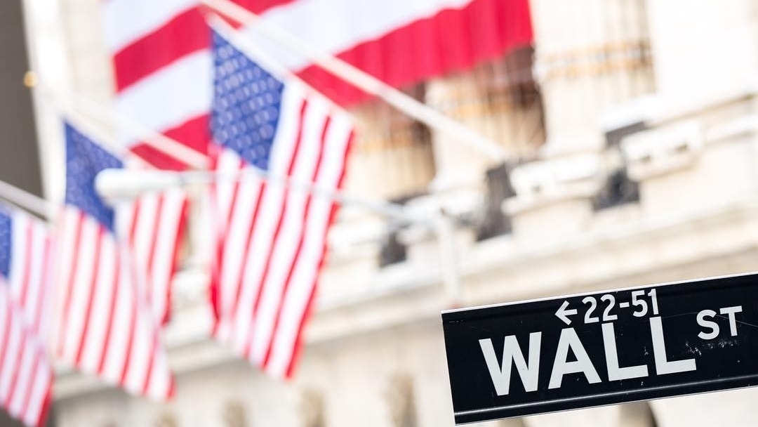 La diretta da Wall Street | Borse Usa chiudono in rialzo, Nasdaq +1,8%. Rimbalzone di Tesla (+8,2%)