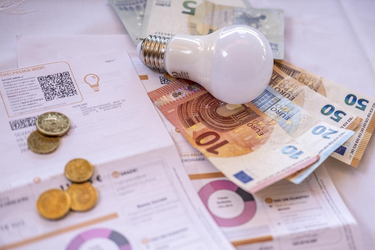CARO BOLLETTE UTENZA UTENZE SPESE BOLLETTA LUCE ENEL LAMPADINA COSTO BOLLETTA AUMENTO ENERGIA ELETTRICA
 ELETTRICITA' GAS