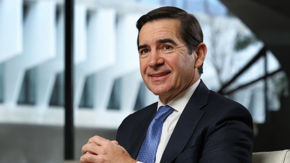 Il governo spagnolo tassa le aggregazioni tra banche per punire il blitz del Bbva sul Banco Sabadell