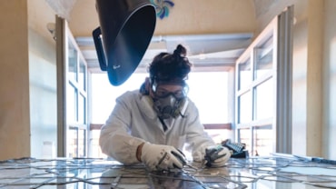 Alfonso Frugis, presidente del Centro di Conservazione e Restauro La Venaria RealeLa disinfestazione per anossia di una carrozza napoleonicaFederica Pozzi, direttrice dei laboratori scientifici del CCR a La Venaria RealeIl trasporto di una mummia egizia durante il restauro a tessuti e bendeIntervento di consolidamento delle piombature su una vetrata