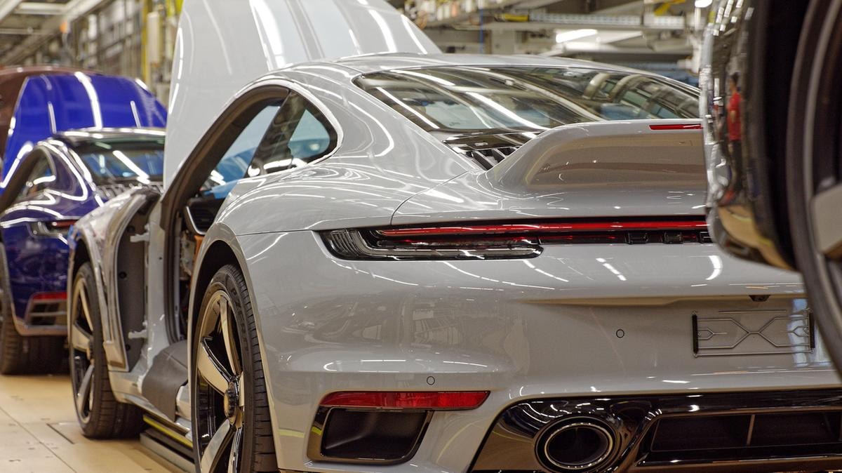 Porsche consegna meno auto nel 2024: vendite -3%. Il mercato peggiore è la Cina (-28%)