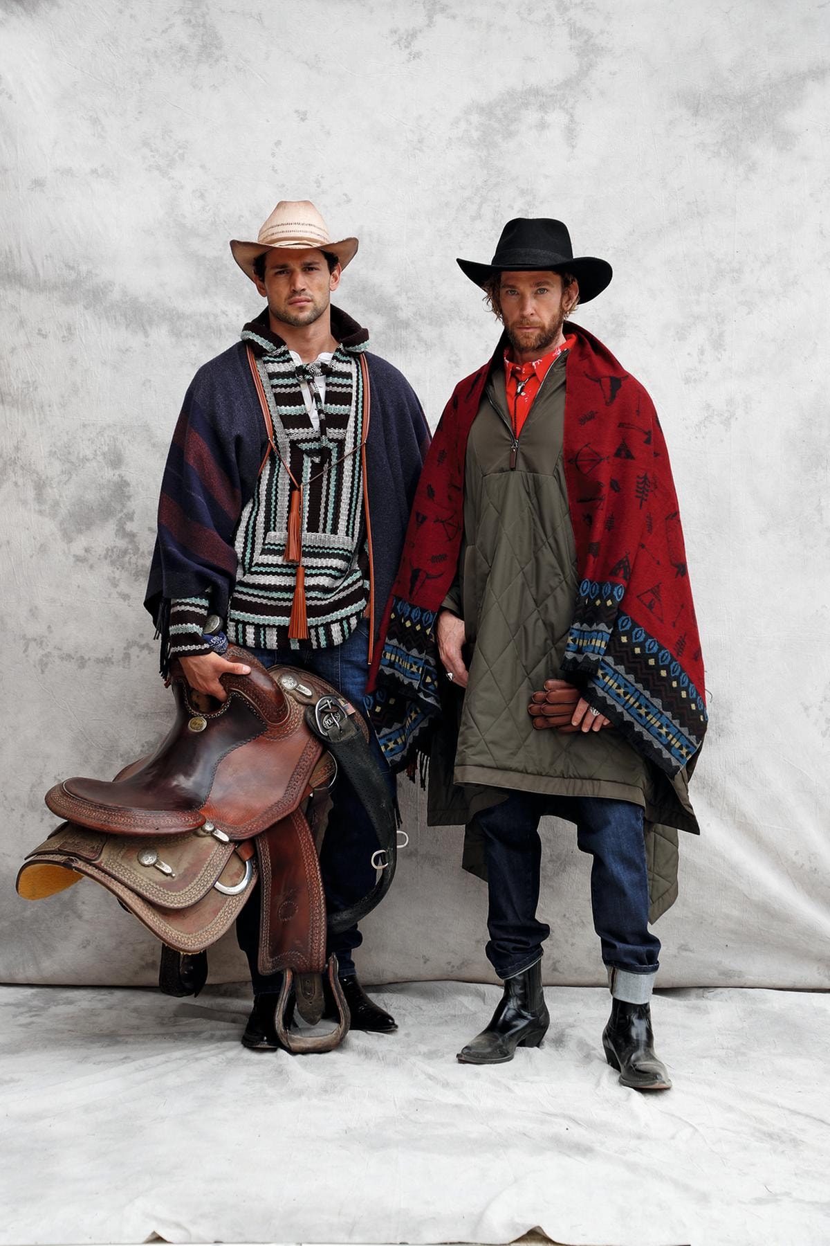 Il servizio di moda del 2023 scattato per Gentleman. A sinistra, mantella in cashmere con frange e nappe in pelle, Hermès; giacchino di lana, Alanui; serafino in cotone, Ovs; jeans, Jeckerson. A destra, sciarpone in lana, Fiorio; poncho in cotone matelassé, Canali; camicia in cotone stampato, Levi’s; jeans, Cigala’s; cravattino in pelle e metallo, Vintage; guanti in pelle, Orciani (cowboy boots, Sonora, e cappelli, Stetson).