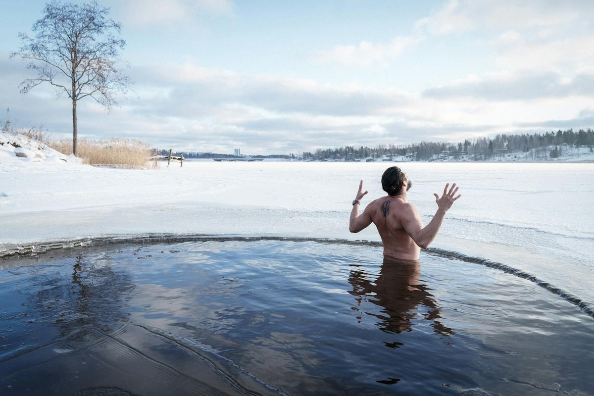 Ice swimming, il nuoto in acque gelide arriva in Italia, ed è tendenza