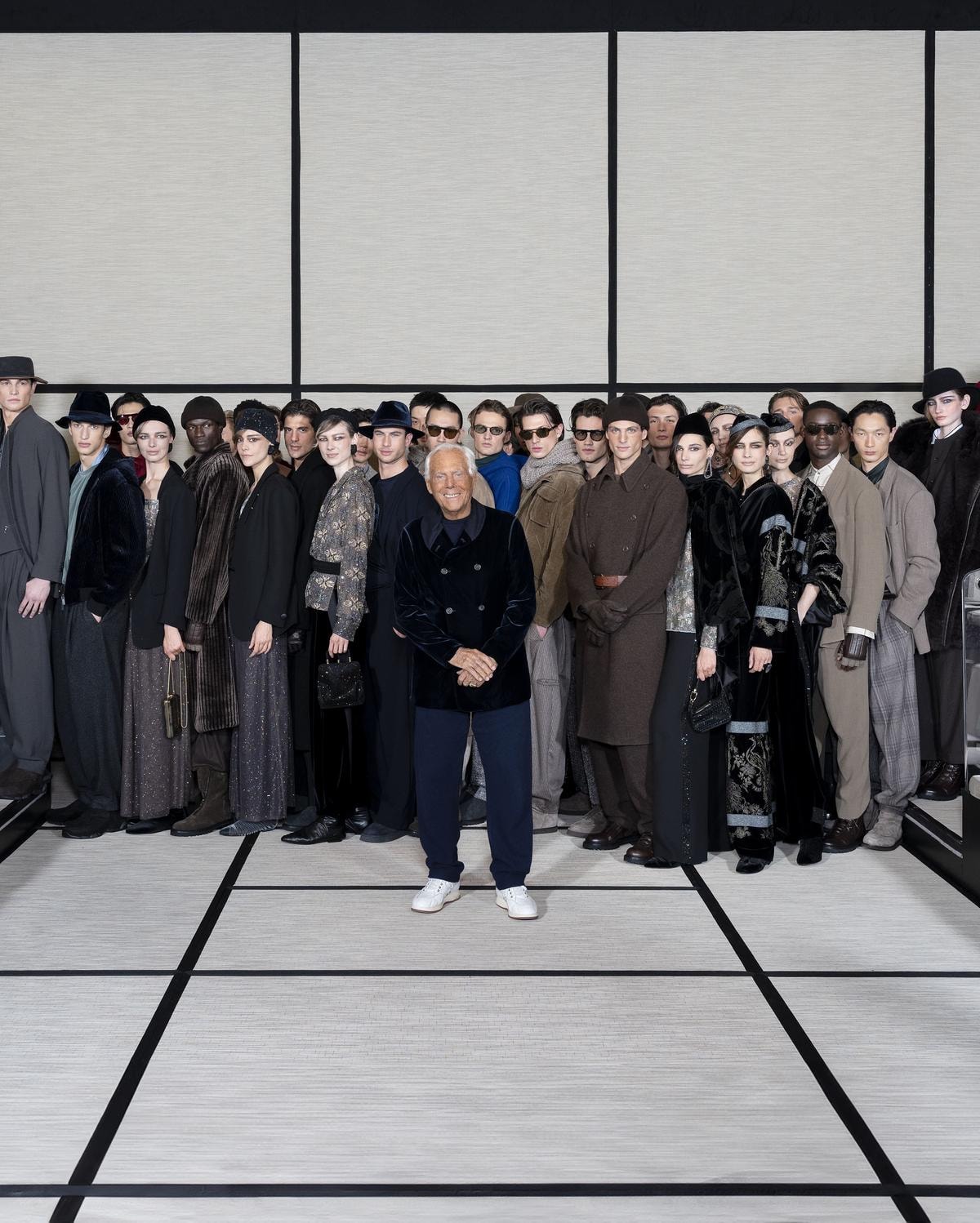 Giorgio Armani con i modelli alla fine della sfilata giorgio armani fall-winter 2025/26 (courtesy Giorgio Armani)