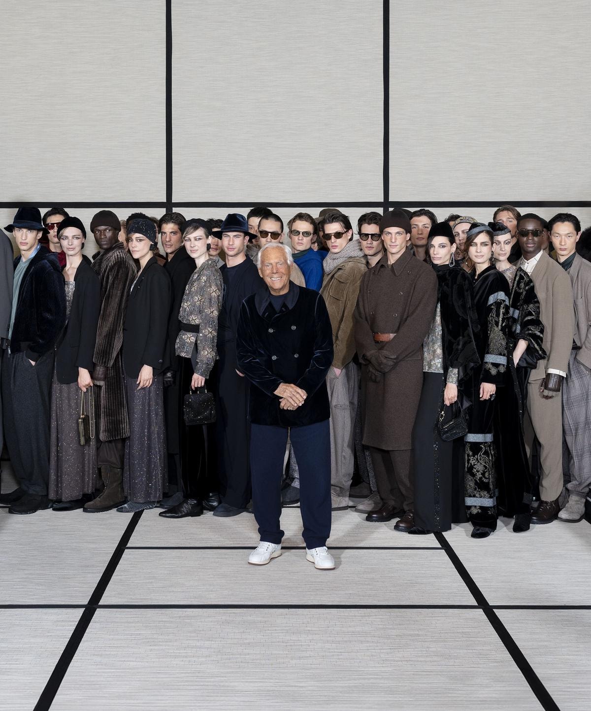 Giorgio Armani con i modelli alla fine della sfilata Giorgio Armani fall-winter 2025/26 (courtesy Giorgio Armani)