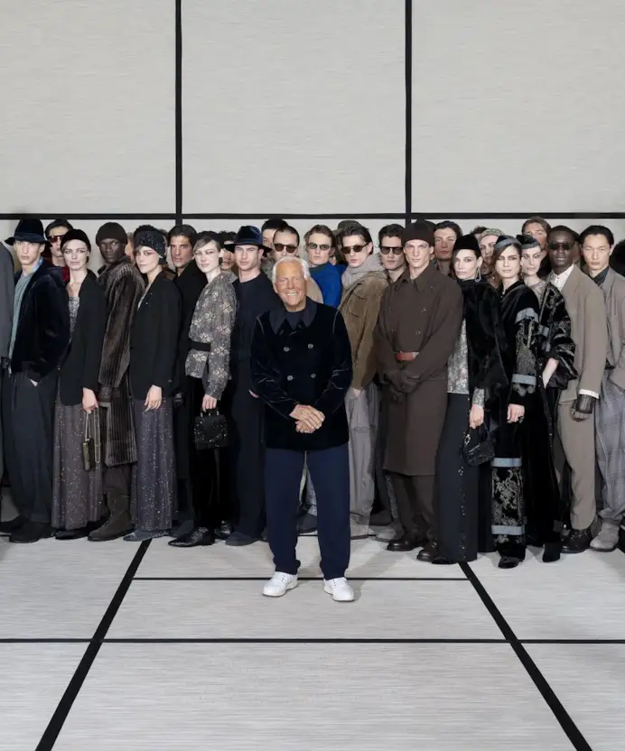 Giorgio Armani con i modelli alla fine della sfilata Giorgio Armani fall-winter 2025/26 (courtesy Giorgio Armani)