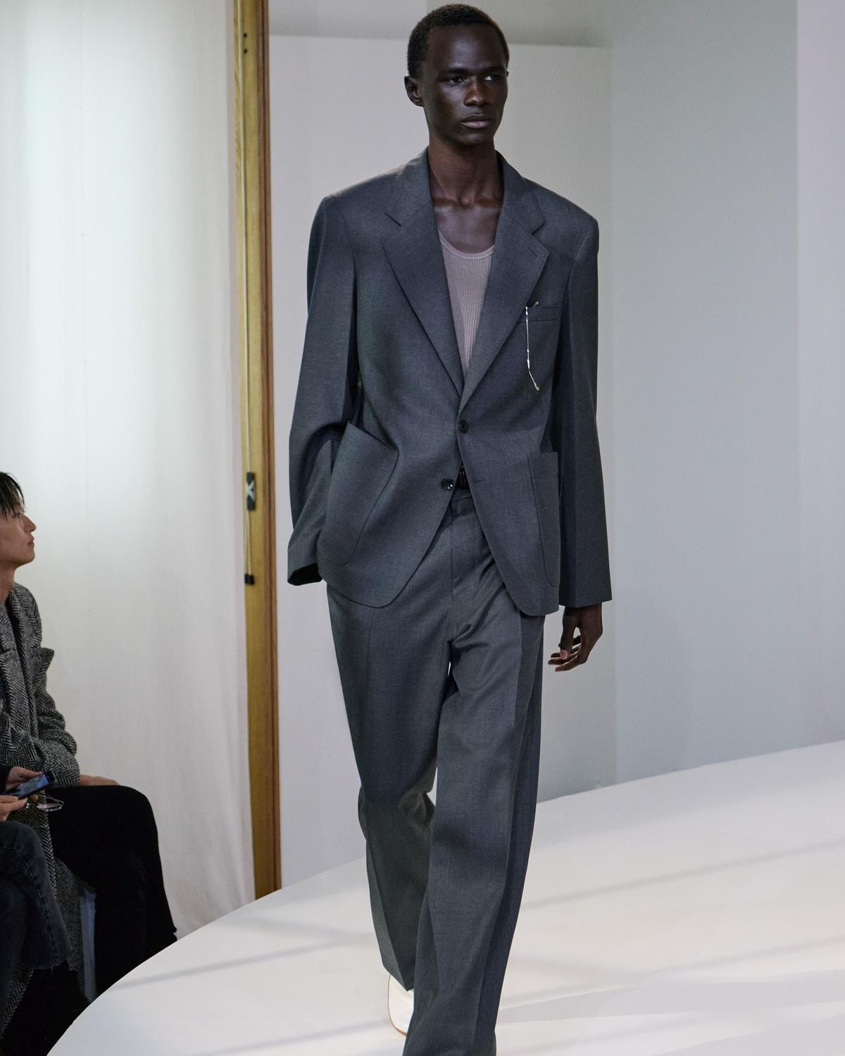 Un look Lemaire fall-winter 2025/26 (ph. Gregoire Avenel, courtesy Lemaire)