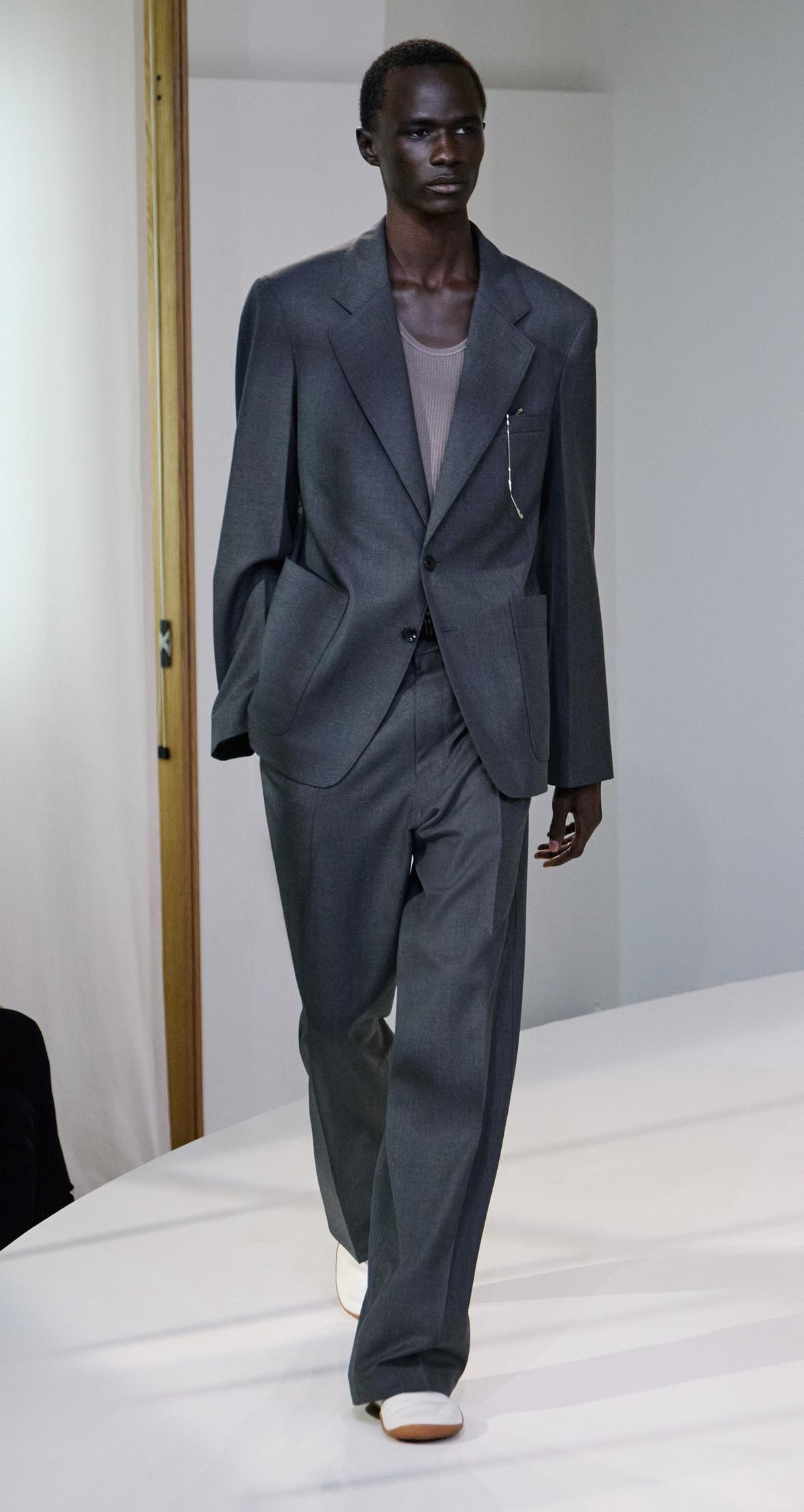Un look Lemaire fall-winter 2025/26 (ph. Gregoire Avenel, courtesy Lemaire)