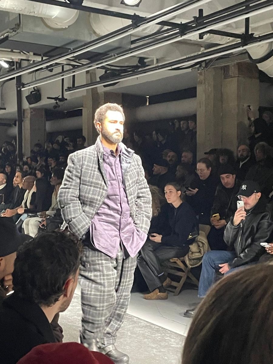 Un look fall-winter 2025/26 di Yohji Yamamoto (ph Silvia Manzoni)