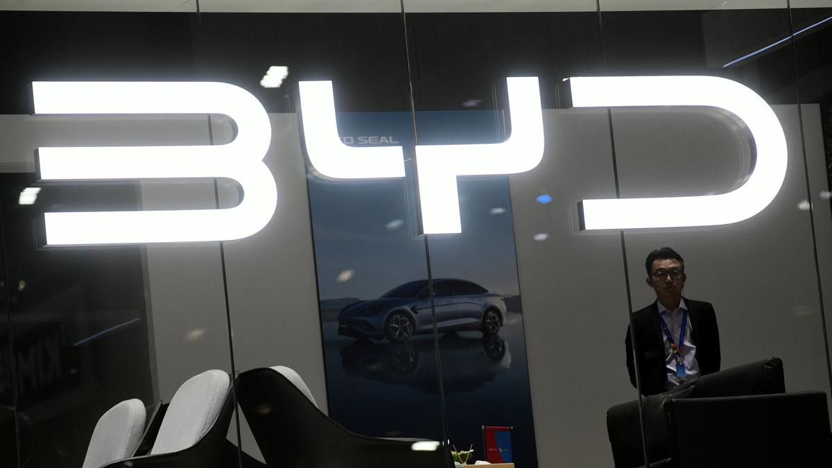 I giganti Byd, Geely e Saic fanno causa all’Ue per i dazi sulle importazioni di auto elettriche cinesi. Cosa cambia adesso
