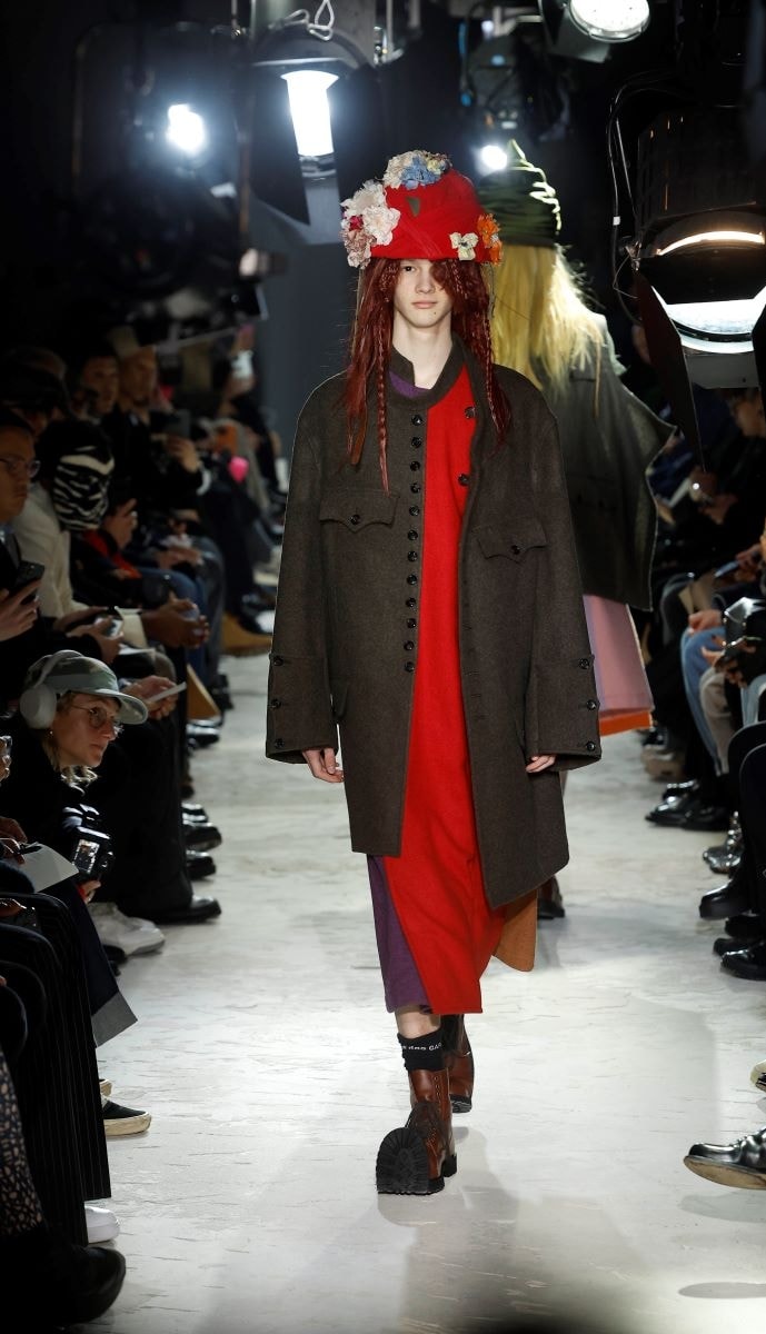 Un look fall-winter 2025/26 di Comme des garçons homme plus (ph Francesc Ten/MFF)