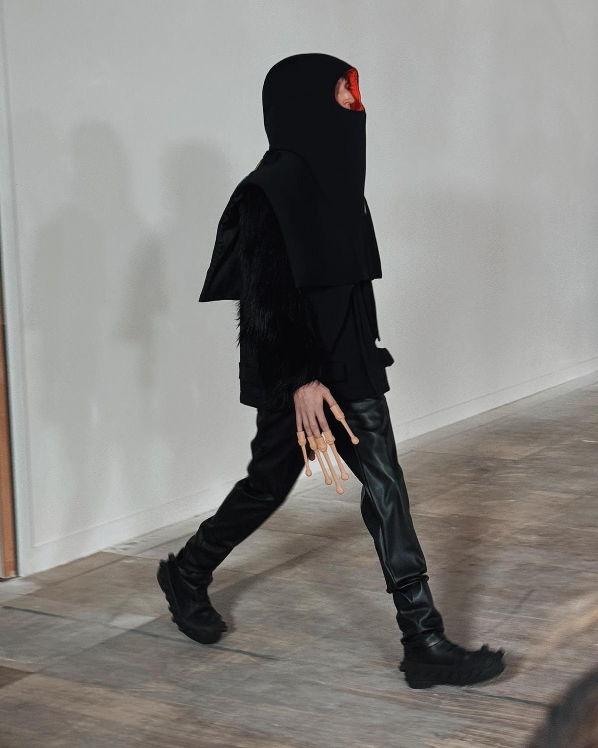 Un look Walter Van Beirendonck fall-winter 2025/26 (ph Donato D'Aprile)