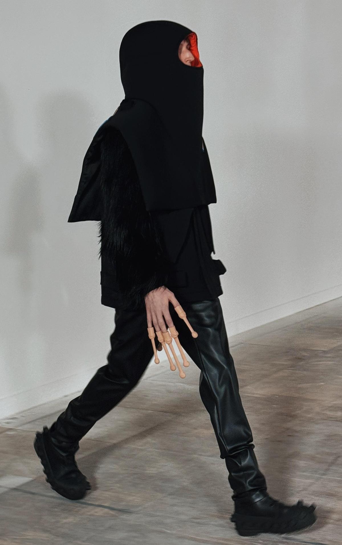 Un look Walter Van Beirendonck fall-winter 2025/26 (ph Donato D'Aprile)