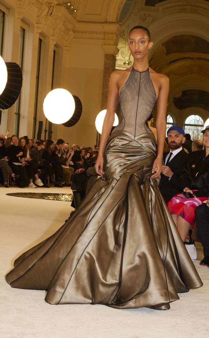 Un look Schiaparelli haute couture s-s 2025 (ph Francesc Ten/MFF)