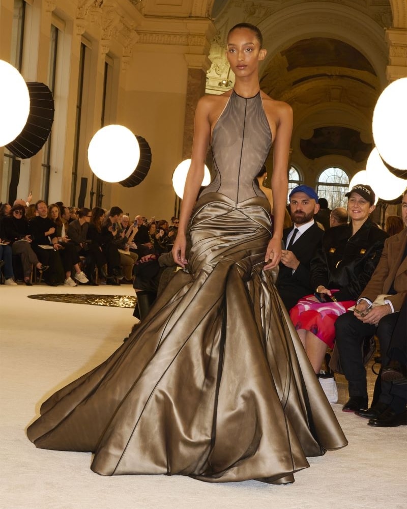 Un look Schiaparelli spring-summer 2025 (ph Francesc Ten/MFF)