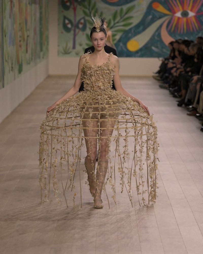 Un look Dior haute couture spring-summer 2025 (ph Francesc Ten/MFF)