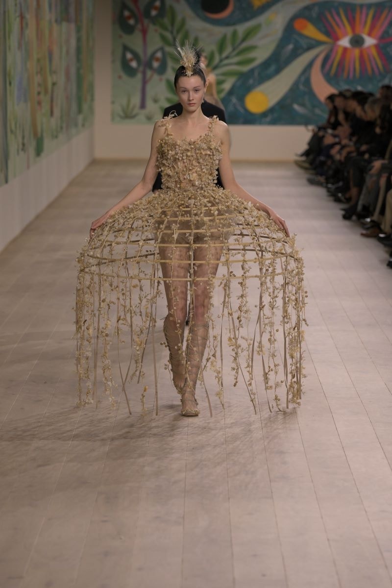 Un look Dior haute couture spring-summer 2025 (ph Francesc Ten/MFF)
