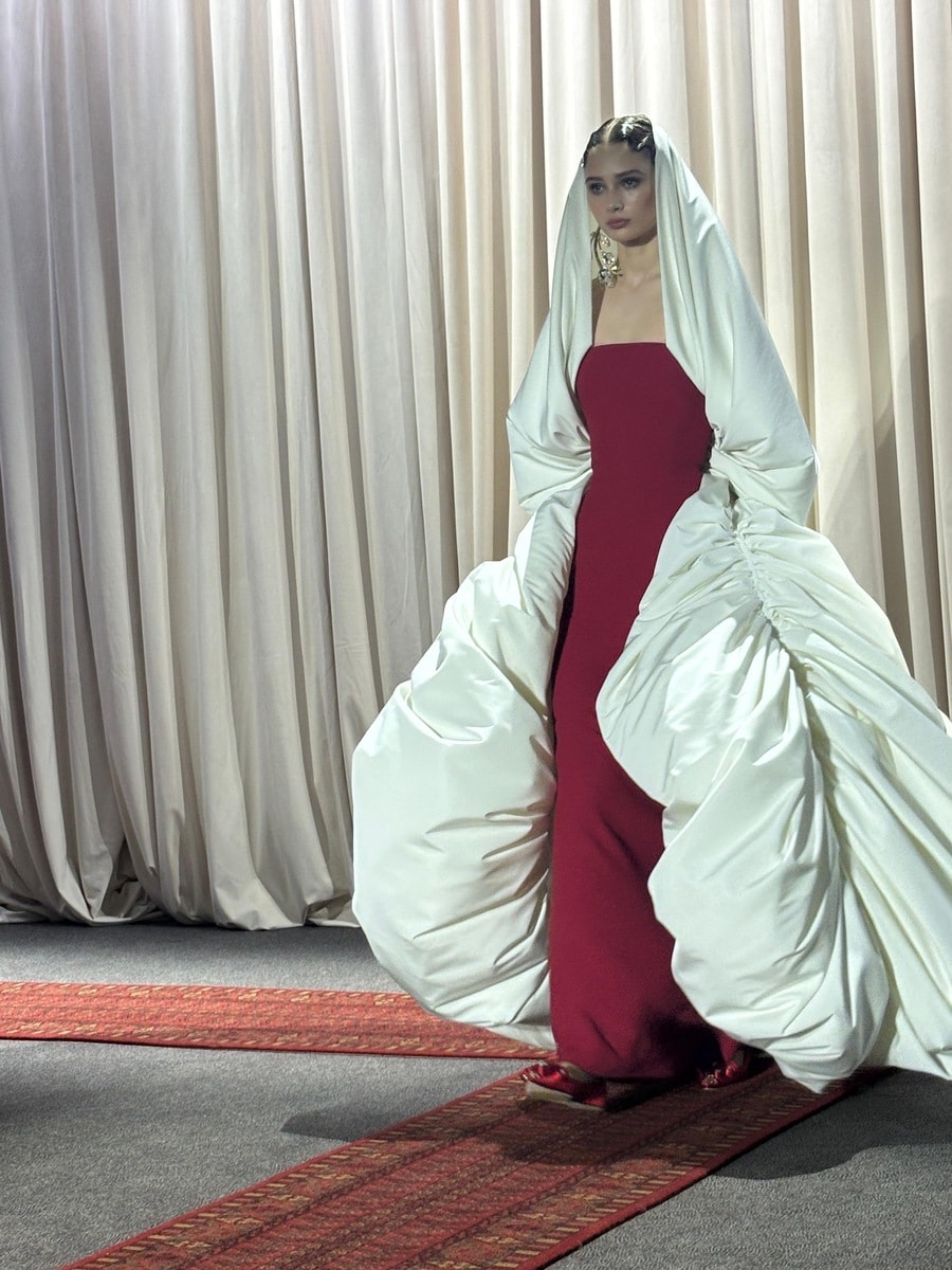Un look spring-summer 2025 di Giambattista Valli (ph Chiara Bottoni)