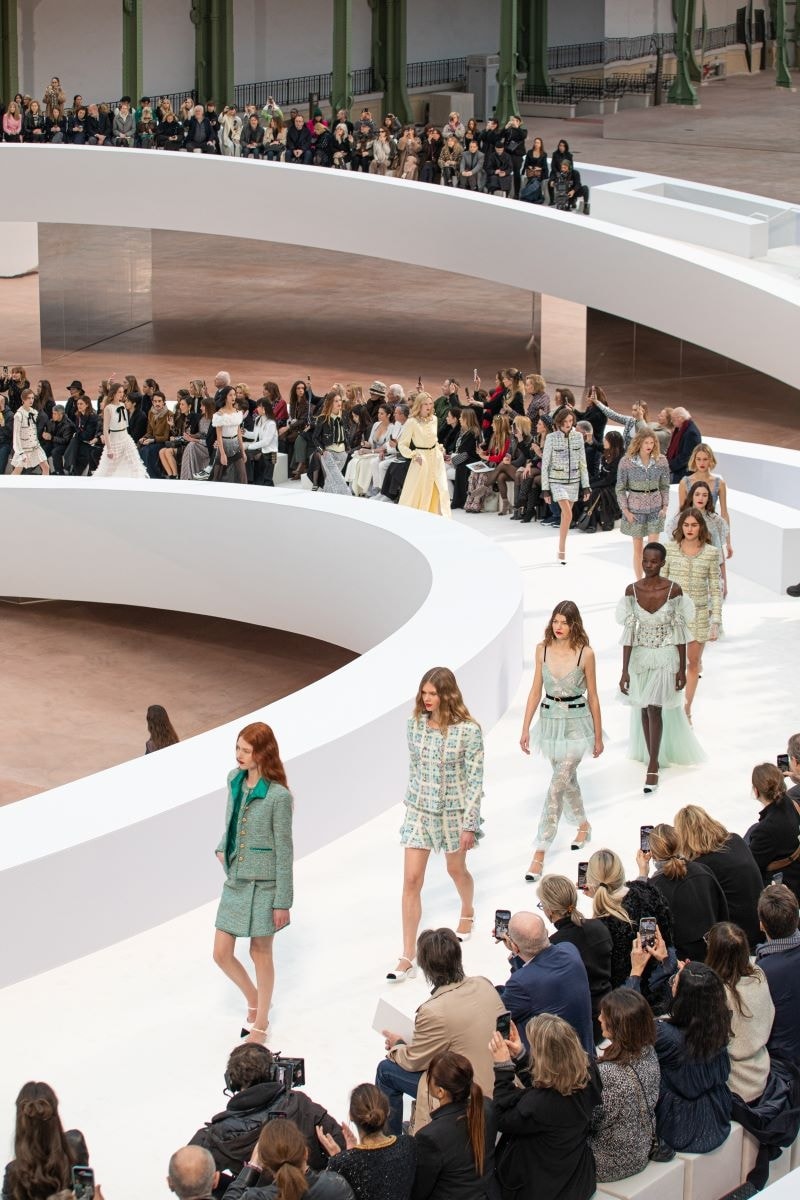 Un momento della sfilata haute couture spring-summer 2025 di Chanel al Grand palais (courtesy Chanel)