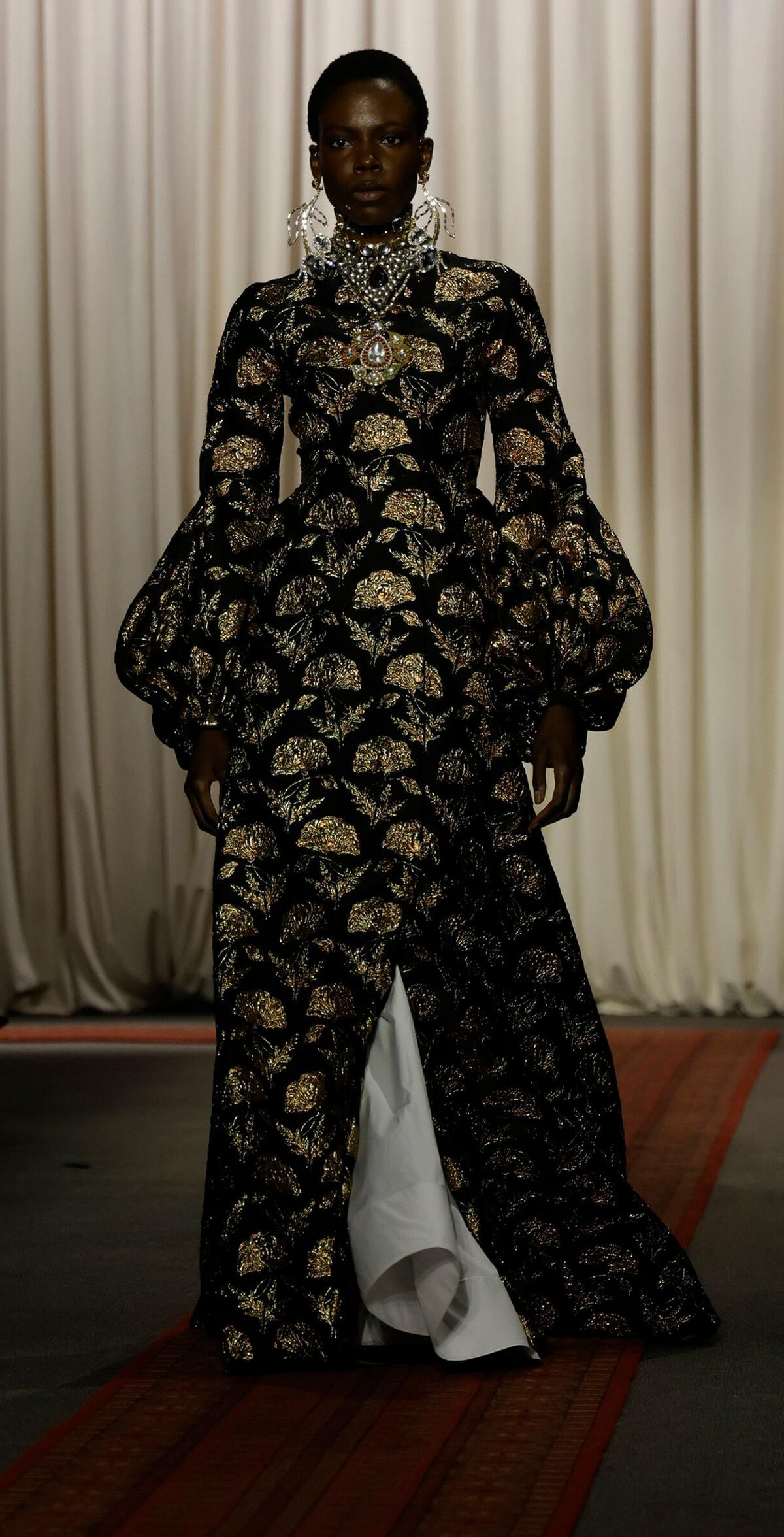 Un look Giambattista Valli haute couture s-s 2025 (ph Francesc Ten/MFF)