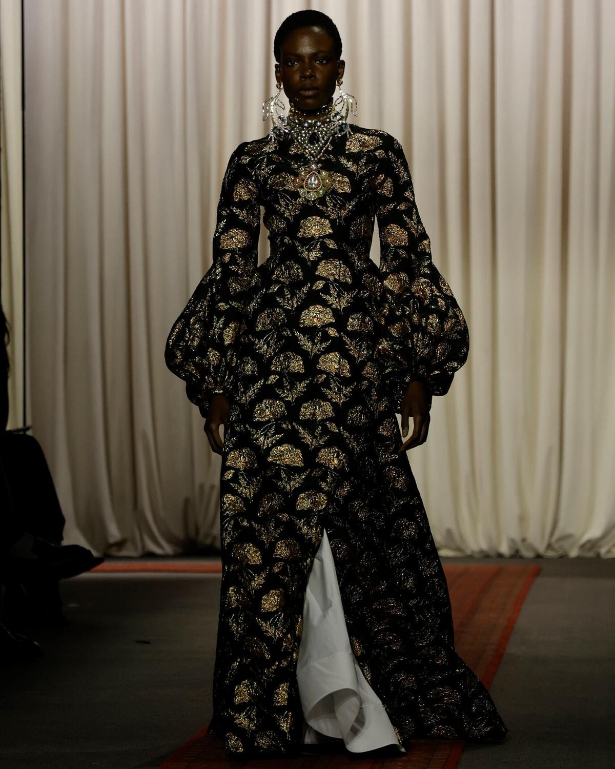 Un look Giambattista Valli haute couture s-s 2025 (ph Francesc Ten/MFF)